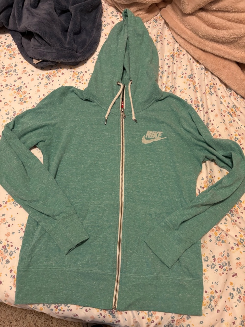 Women’s lightweight Nike zip up hoodie